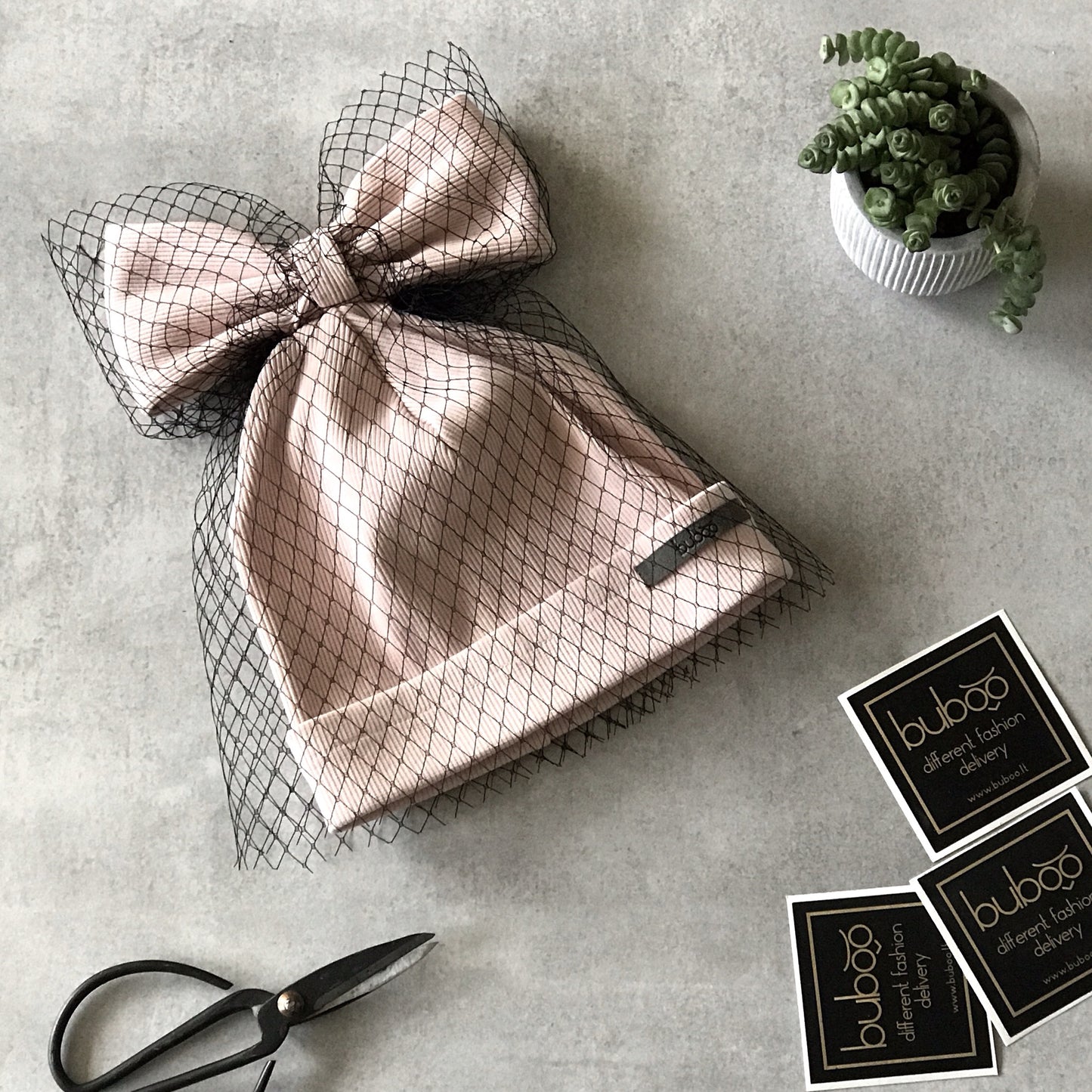 Ypatingai stilinga kepurė FASHIONISTA pudra su juodu tinkleliu