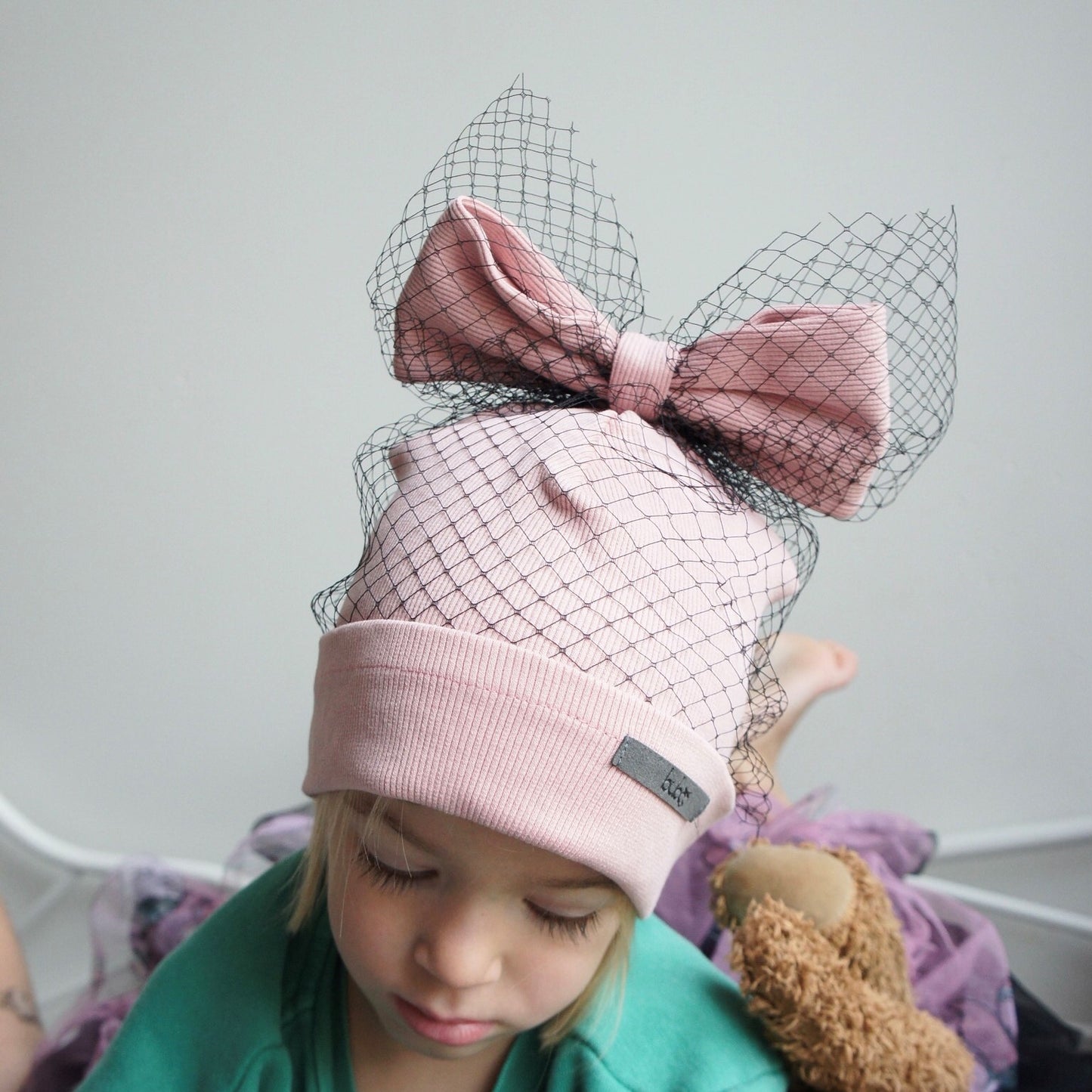 Ypatingai stilinga kepurė FASHIONISTA pudra su juodu tinkleliu