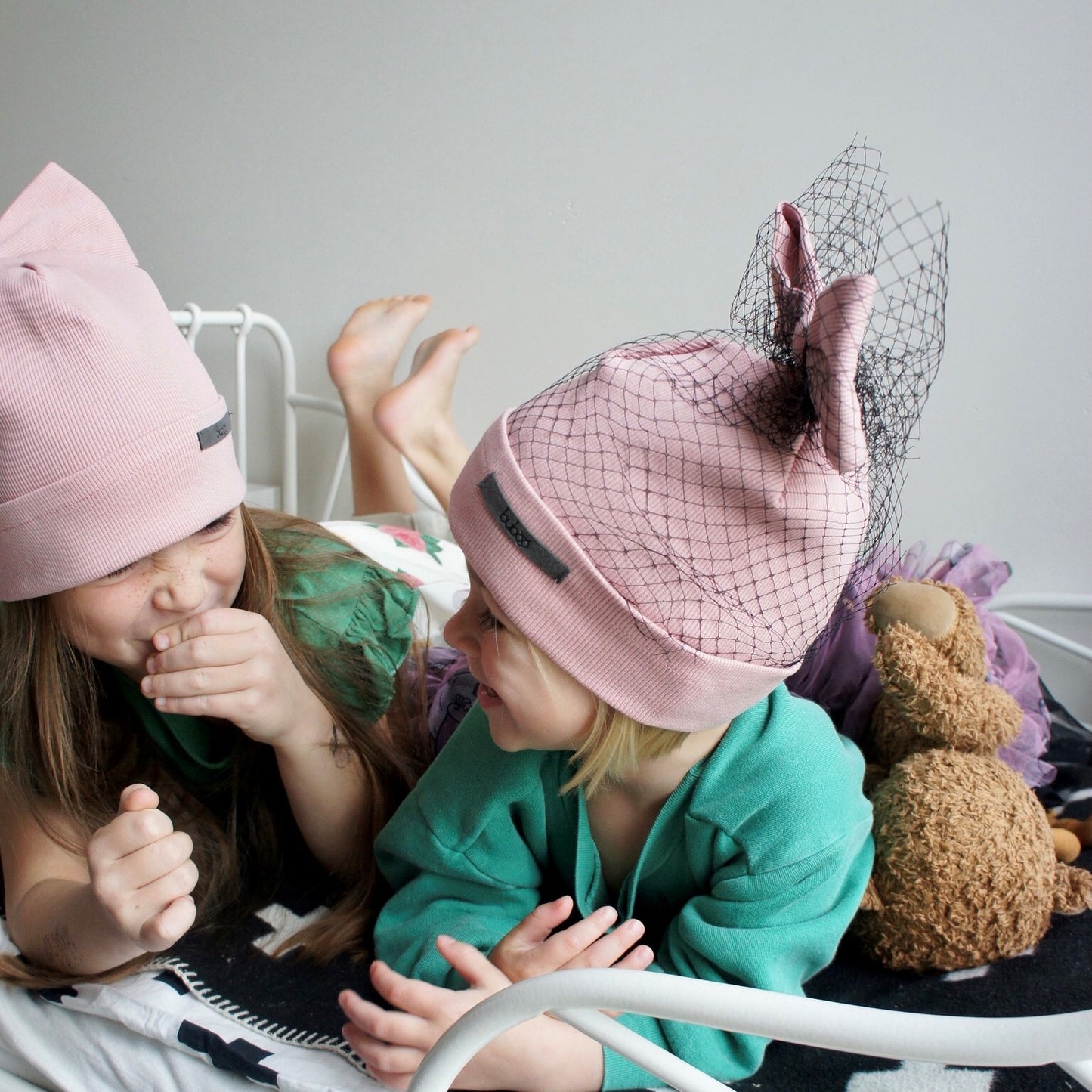 Ypatingai stilinga kepurė FASHIONISTA pudra su juodu tinkleliu