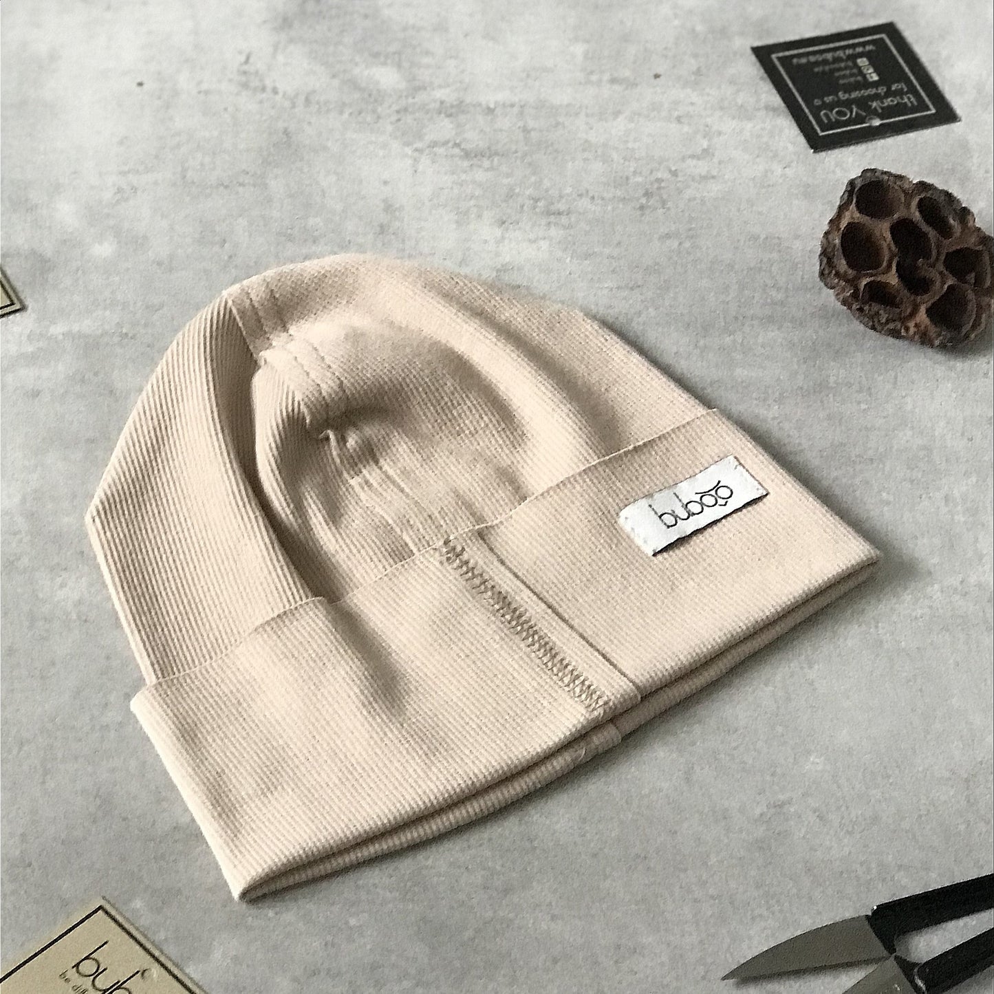 Vaikiška vienguba kepurė TRENDY kreminės spalvos