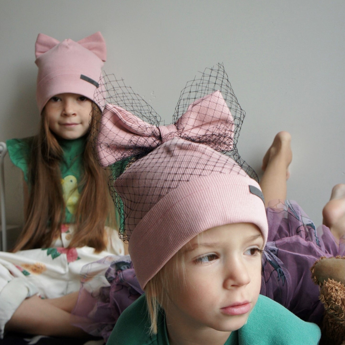Ypatingai stilinga kepurė FASHIONISTA pudra su juodu tinkleliu