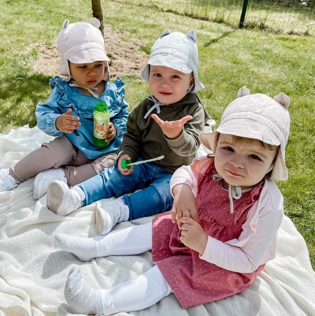 BEAR vasarinė vaikiška kepurė su snapeliu   raišteliais ir kaklo apsauga (100% medvilnė) - šviesiai pilka